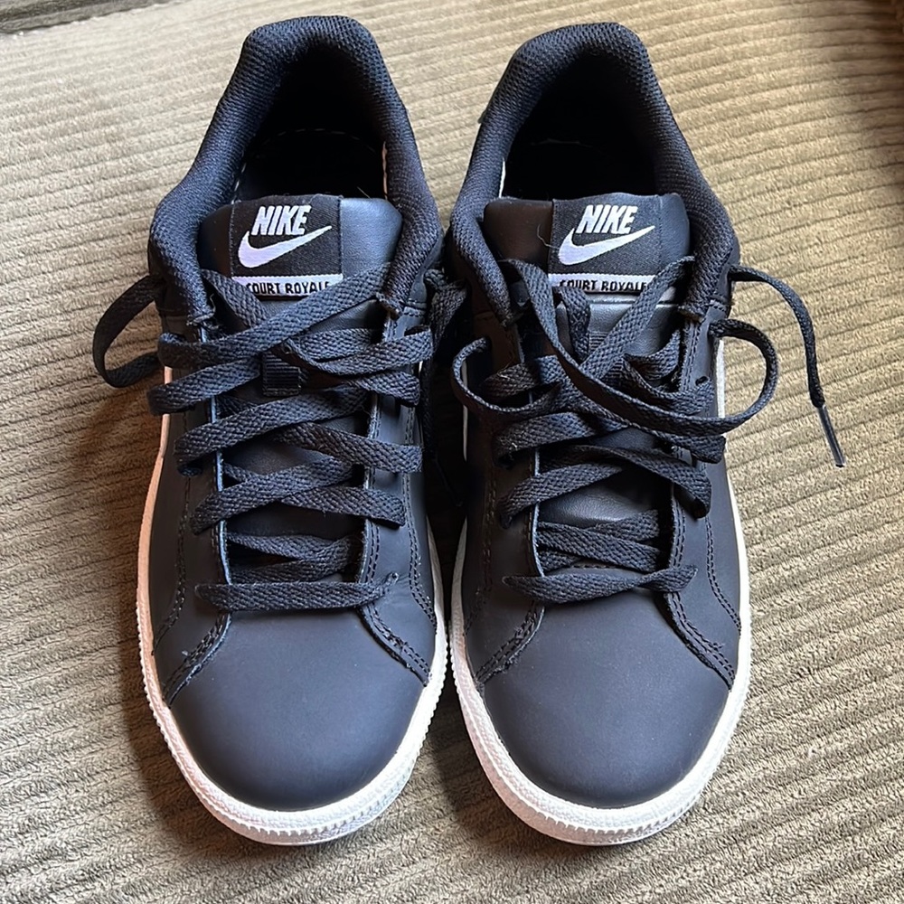 Nike Court Royale womens 7.5 new w/o tags